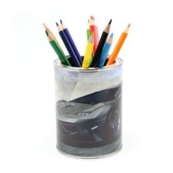 Nikima Stiftebecher Auto Schwarz Stifteköcher Inkl. 12 Dreikant Buntstiften Stifteköcher