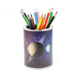 Nikima Stiftebecher Sonnensystem Stifteköcher Inkl. 12 Dreikant Buntstiften Stifteköcher